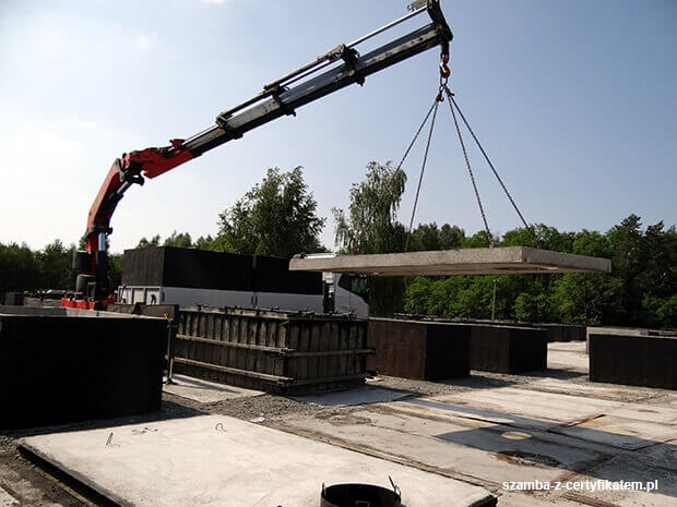 Załadunek szczelnego szamba betonowego do transportu  w Opolu Lubelskim